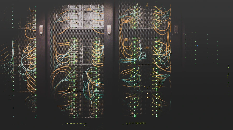 Servidores e cabeamento de rede em data center com luzes azuis